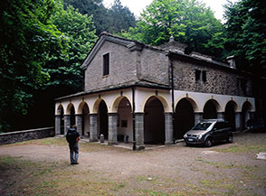 Il Santuario della Madonna del Faggio, nascosto fra i boschi di Monteacuto delle Alpi.