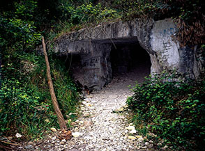 L&rsquo;ingresso delle Grotte Romane: delle antiche cave di travertino sul versante occidentale del Monte Conero.