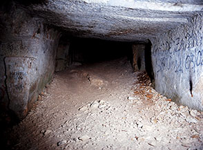 L&rsquo;interno di una delle gallerie delle Grotte Romane al Monte Conero.