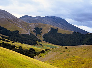 Uno sguardo alla conca del Piano San Lorenzo alle pendici della montagna, sullo sfondo la Cresta del Redentore.
