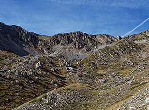 Alla testata della Valle il Bicchero il circo racchiuso tra Monte il Bicchero (sullo sfondo) e la Cima Fossa dei Cavalli (sulla sx fuori inquadratura).