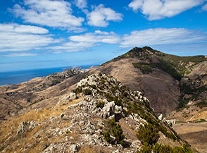 Sul filo della Cresta Sud-Ovest di Pico Branco, sullo sfondo Pico do Facho.