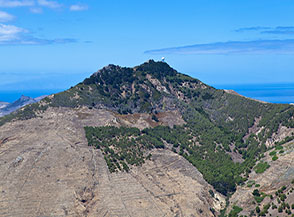 Pico do Facho, la pi&ugrave; alta cima di Porto Santo, ripreso da Pico Branco.