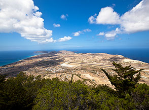Panorama da Pico Castelo sul settore sud-occidentale dell&rsquo;isola di Porto Santo (al centro si distingue la pista dell&rsquo;aeroporto).
