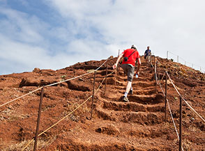 Gli scalini intagliati sulla roccia per Pico do Furado.