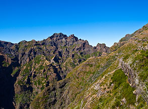 Vista su Pico das Torrres, la seconda vetta dell&rsquo;Isola di Madeira.