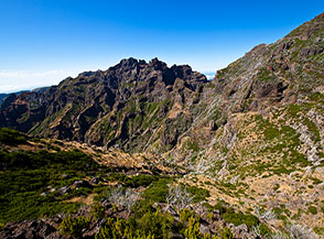 Affaccio sulla testata della Valle del Ribeiro Seca, sullo sfondo Pico das Torres.