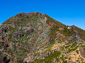 Il Versante Est di Pico Ruivo e sulla dx l&rsquo;omonimo rifugio.