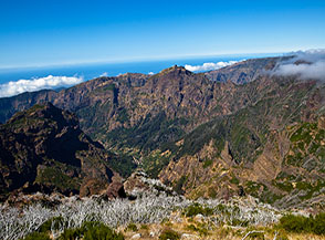 Panorama verso ovest poco prima di arrivare su Pico Ruivo (sullo sfondo al centro Pico Grande).