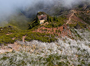 Il Rifugio di Pico Ruivo ripreso dalla cima dela monte.