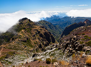 Panorama verso est dalla cima di Pico Ruivo, sotto di noi la Valle del Ribeiro Seca.