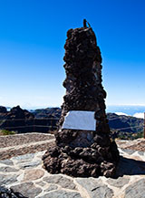 Il cippo sulla cima di Pico Ruivo, il monte pi&ugrave; alto dell&rsquo;Isola di Madeira.