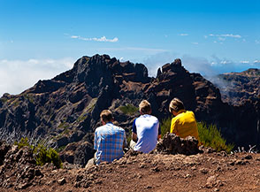 &ldquo;In cima alla fatica&ldquo; (in vetta a Pico Ruivo, sullo sfondo Pico das Torres).