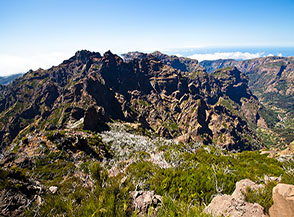Panorama verso sud da Pico Ruivo, di fronte a noi si erge l&rsquo;articolato massiccio di Pico das Torres.
