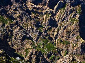 I selvaggi canali racchiusi fra Pico Ruivo e Pico das Torres.