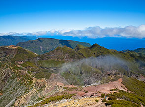 Verdi creste si allungano a nord-ovest di Pico Ruivo.