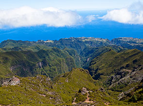 Panorama verso nord da Pico Ruivo, sotto di noi si sviluppa la Valle del Ribeiro Grande.