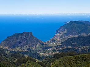 Vista verso Porto da Cruz sulla costa nord-orientale dell&rsquo;isola di Madeira.