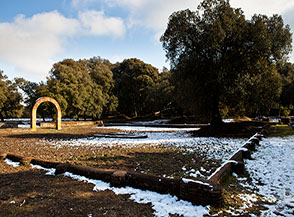 Uno sguardo sull&rsquo;area del peristilio e del cortile interno della villa romana comunemente conosciuta come Villa di Plinio nella Pineta di Castel Fusano.
