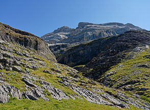 Il fosso del Barranco de Faixolonga, oltre cui si erge il Monte Perdido.