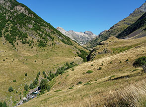 Vasti e dolci pendii prativi ci accompagnano nell&rsquo;Alta Valle del Ara.