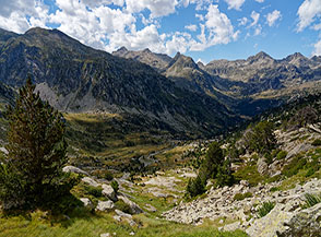 Affaccio sul tratto inferiore della Vall&eacute;e d&rsquo;Arratille dominata sulla sx dalla massiccia formazione del Pic de l&rsquo;Affron.