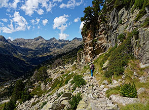 Lungo il sentiero che scende nella Vall&eacute;e d&rsquo;Arratille.