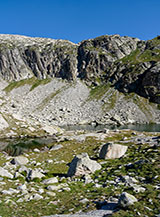 Scorcio sui primi laghi che s&rsquo;incontrano nella Vall&eacute;e de Cambal&egrave;s, ai piedi dei Peyregnets de Castalade.