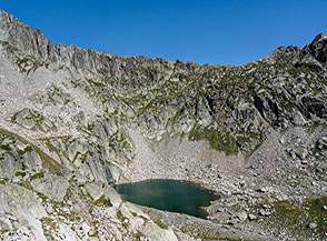 Il pi&ugrave; alto dei Lacs de Cambal&egrave;s ai piedi dei Peyregnets de Cambal&egrave;s.