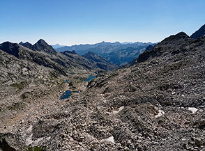 Affaccio sulla vasta testata detritica della Vall&eacute;e de Cambal&egrave;s dal Col de Cambal&egrave;s.
