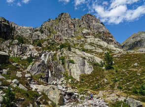 Sulla via del ritorno si ripassa presso la graziosa cascata sotto Soum det Malh (la formazione rocciosa sullo sfondo).