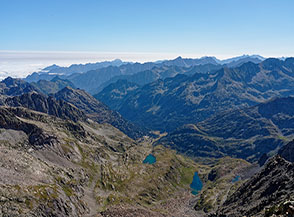 Dalla Cresta Nord della Grande Fache vista sul versante francese con i Lacs de la Fache sotto di noi.