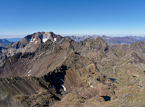 I Pirenei spagnoli visti dalla cima della Grande Fache con i Picos del Infierno in primo piano.