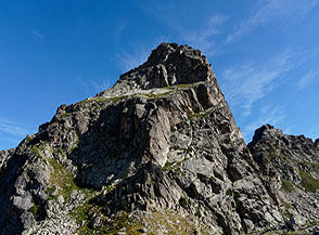 L&rsquo;austero Pic de la Lie ripreso dall&rsquo;omonimo colle ai suoi piedi.