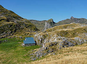 La Cabane de Peyreget (il massiccio torrione alle sue spalle &egrave; il Pic Paradis).