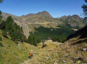 Superata la Cabane de Peyreget il sentiero continua a scendere in una dolce valletta alpina.