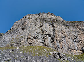 Ai piedi della spettacolare Parete Sud di Pic Cast&eacute;rau.