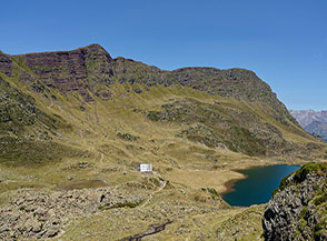 In vista del Refuge d&rsquo;Ayous con il Pic d&rsquo;Ayous alle sue spalle.