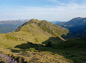 Dal Col d&rsquo;Ayous affaccio sulla Vall&eacute;e de la Baigt de St.Cours con la Soum de la Hourquette de Larry in pieno sole.