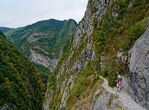 Sullo Chemin de la Mature: una spettacolare mulattiera scavata nella roccia a picco sulle sottostanti gole.