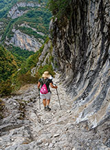 Sullo Chemin de la Mature scavato nella roccia a precipizio sulle Gorges d&rsquo;Enfer.