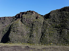 Il Pas de Bellecombe sui fianchi della grande caldera vulcanica del Piton de la Fournaise.