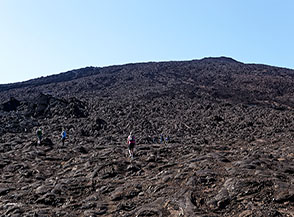 Ai piedi del cono principale del Piton de la Fournaise.