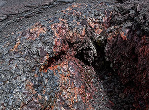 Formazione di lava basaltica sul bordo del cratere sommitale al Piton de la Fournaise.
