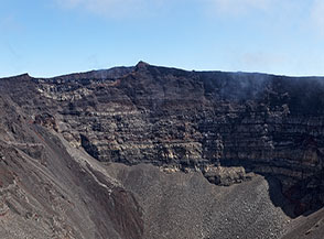 Parete Ovest del Crat&egrave;re Dolomieu con la punta sommitale del Piton de la Fournaise.