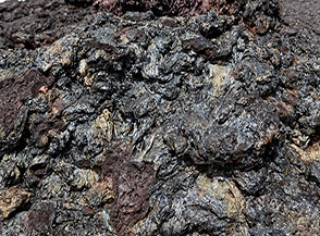 Lava vetrificata lungo il Sentier du Crat&egrave;re.