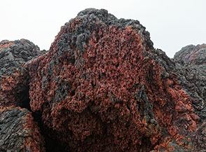 Particolare colorazione della lava lungo il Sentier du Crat&egrave;re.