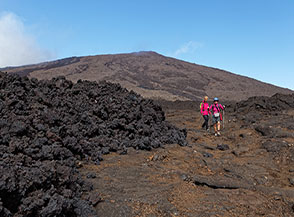 Il Sentier du Crat&egrave;re lambisce una recente colata sul plateau ai piedi del Piton de la Fournaise.