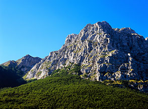 Lo spigolo che separa la Parete Est (al sole) dalla Parete Nord (in ombra) del Monte Bove Nord.