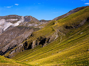 Un&rsquo;esile traccia di sentiero risale il fianco della Val di Panico verso la Forcella del Fargno (su cui s&rsquo;intravede il rifugio omonimo).
